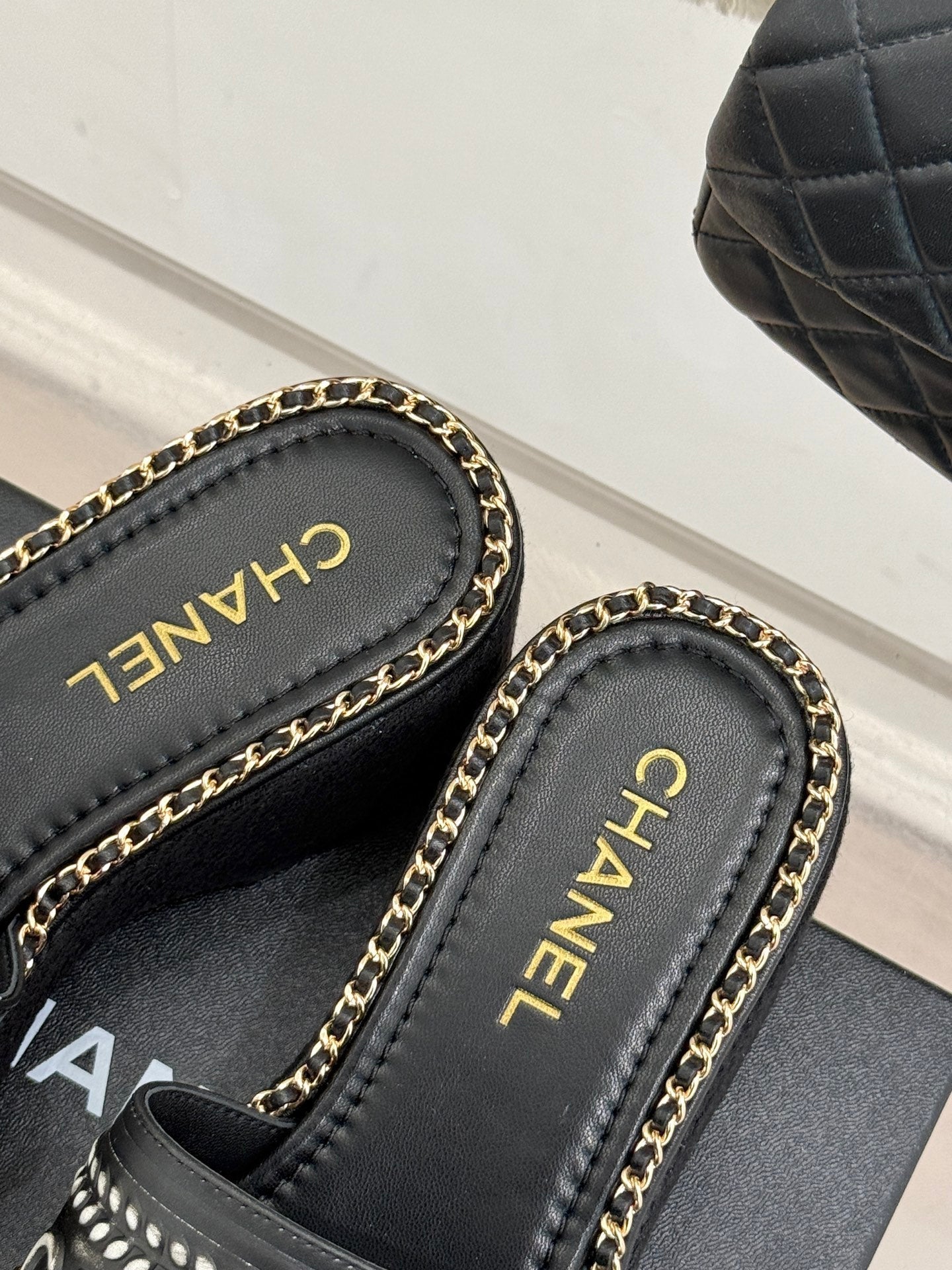 THICK SOLE WEDGE SLIPPERS IN BLACK MIX WHITE CALFSKIN