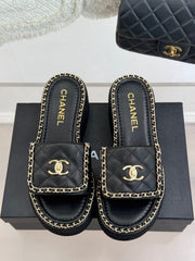 THICK-SOLED CHAIN HEART SLIPPER IN BLACK LAMBSKIN