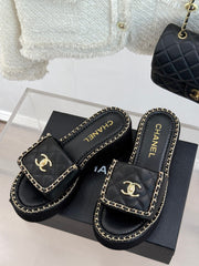 THICK-SOLED CHAIN HEART SLIPPER IN BLACK LAMBSKIN