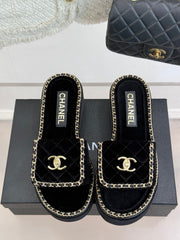 THICK-SOLED CHAIN HEART SLIPPER IN BLACK VELVET