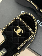 THICK-SOLED CHAIN HEART SLIPPER IN BLACK VELVET
