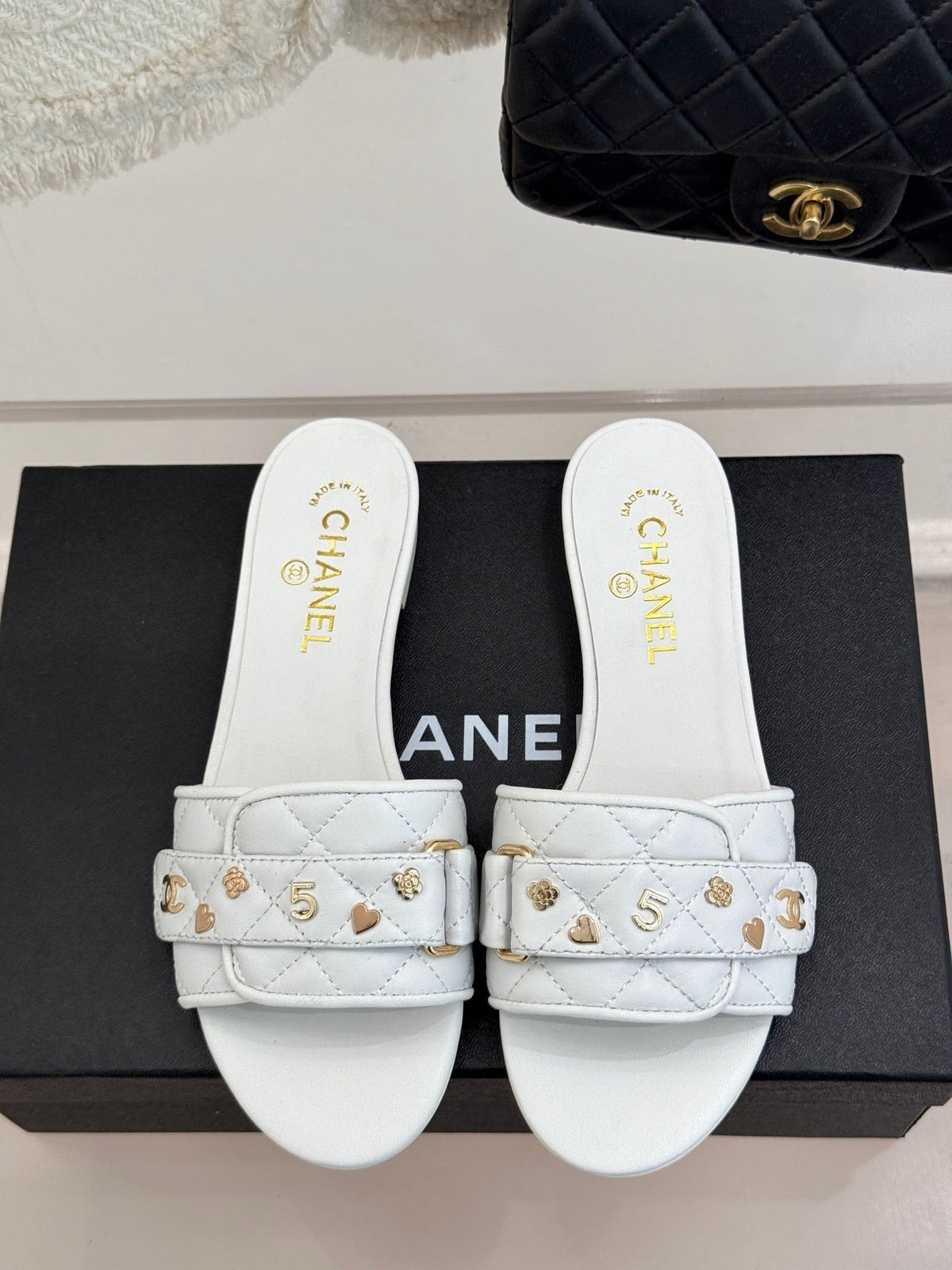 CC SLIDE SANDALS IN WHITE CALFSKIN GOLD CHARM