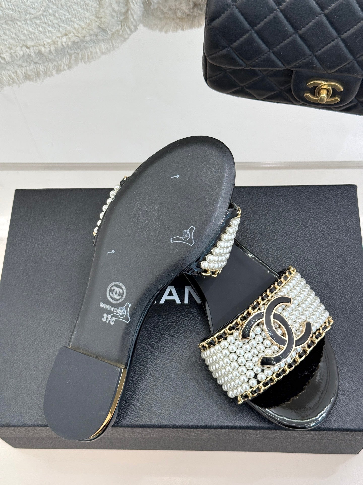 CC SLIDE SANDALS IN BLACK AND WHITE PEARL