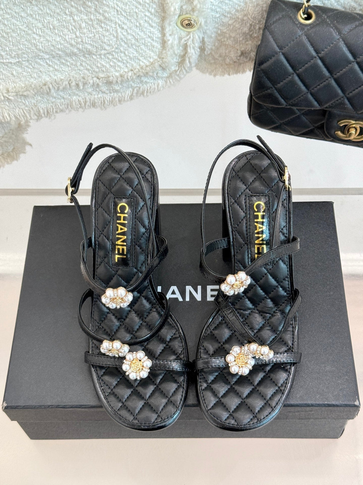HIGH HEELS SANDAL IN BLACK LAMBSKIN PEARL FLOWERS