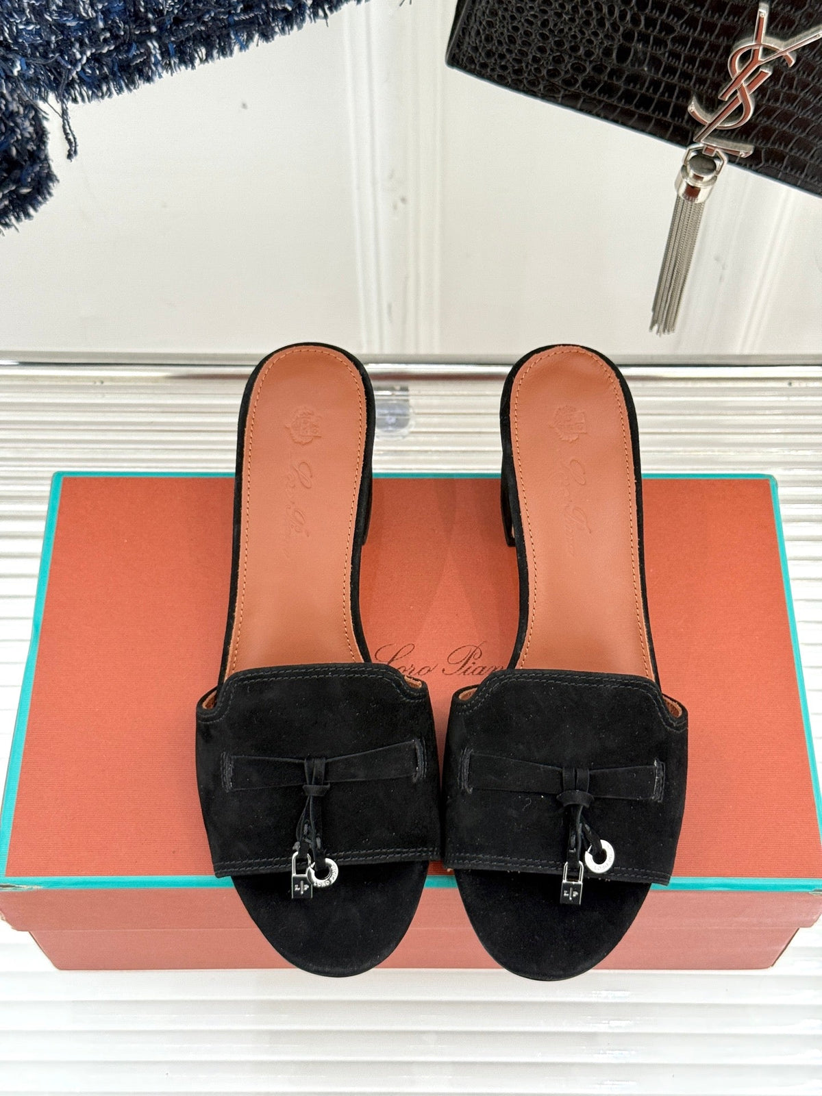 HIGH HEELS IN BLACK SUEDE AND LAMBSKIN