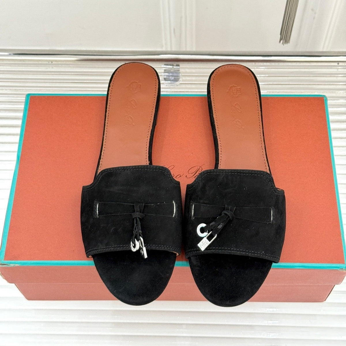 FLAT SANDALS IN BLACK SUEDE AND LAMBSKIN