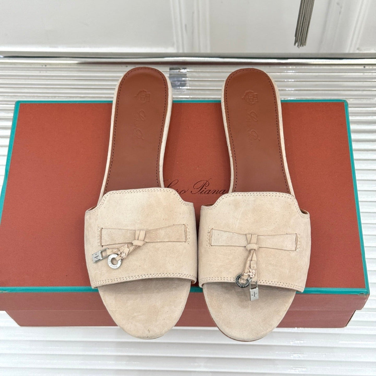FLAT SANDALS IN BEIGE SUEDE AND LAMBSKIN