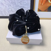 SCRUNCHIE EMBELLISHED PEARL IN BLACK VELVET GOLD TAG LOGO 136817