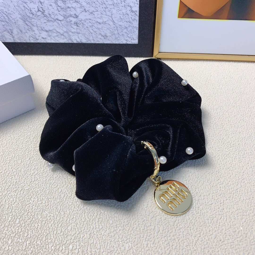 SCRUNCHIE EMBELLISHED PEARL IN BLACK VELVET GOLD TAG LOGO 136817