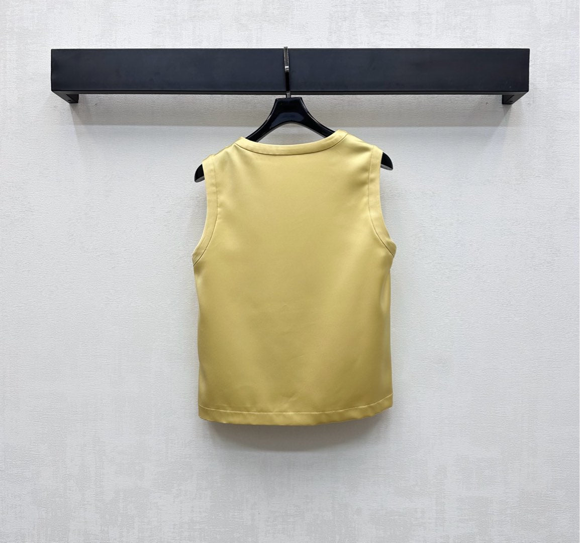 CHANEL SLEEVELESS ROUND-NECK BUTTON-UP TOP 274771