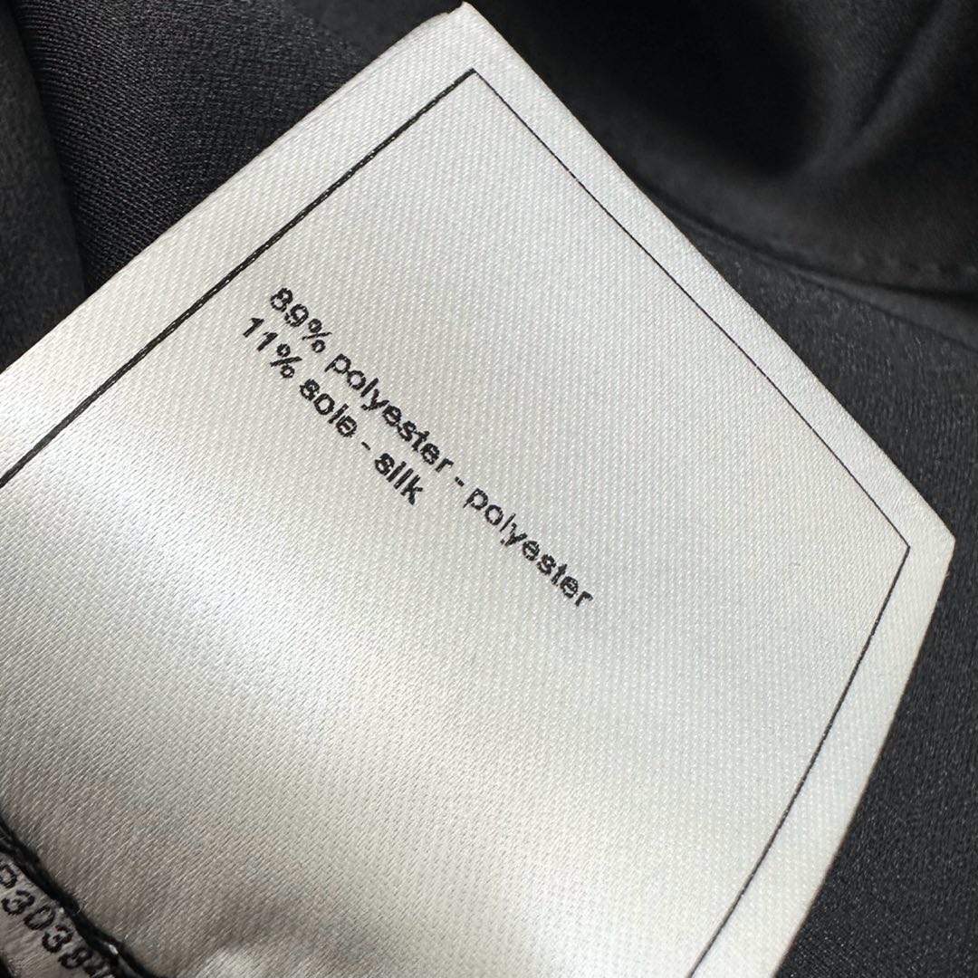 CHANEL SLEEVELESS ROUND-NECK BUTTON-UP TOP 274769