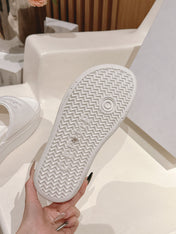 BLOCK SLIDE WITH TRIOMPHE IN WHITE SMOOTH LAMBSKIN