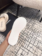 THICK-SOLED THONG SLIPPERS IN WHITE CALFSKIN