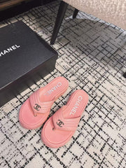 THICK-SOLED THONG SLIPPERS IN BRIGHT PINK CALFSKIN