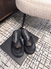 THICK-SOLED THONG SLIPPERS IN BLACK CALFSKIN