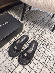 THICK-SOLED THONG SLIPPERS IN BLACK DENIM