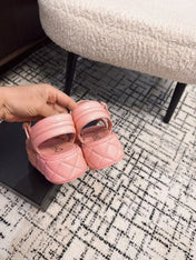 THICK-SOLED THONG SANDAL IN BRIGHT PINK LAMBSKIN
