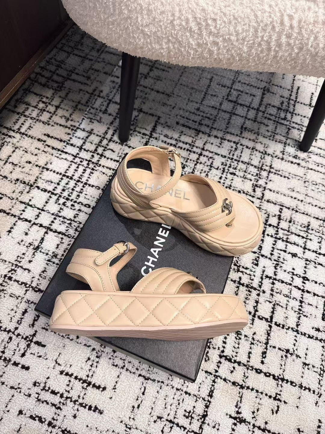 THICK-SOLED THONG SANDAL IN MACAROON BEIGE LAMBSKIN