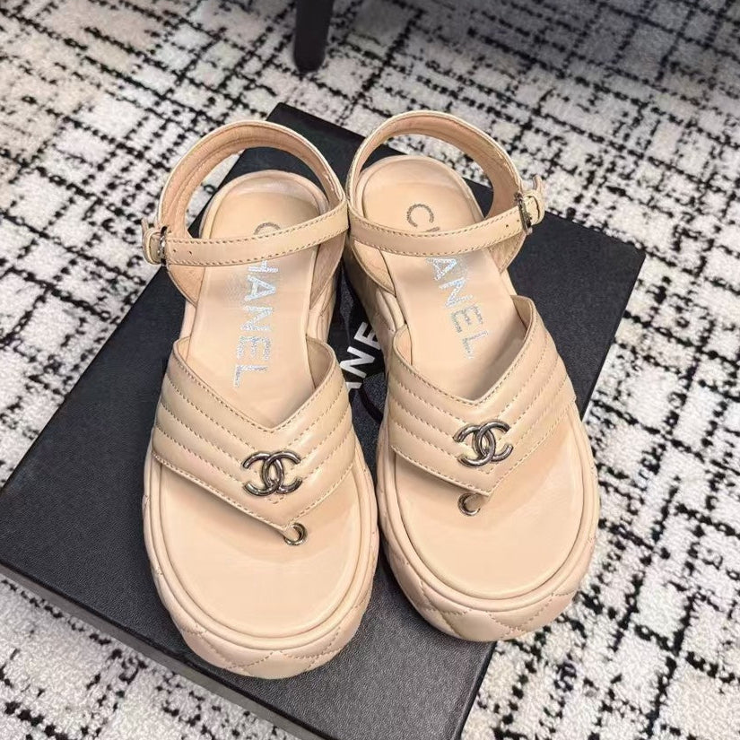 THICK-SOLED THONG SANDAL IN MACAROON BEIGE LAMBSKIN
