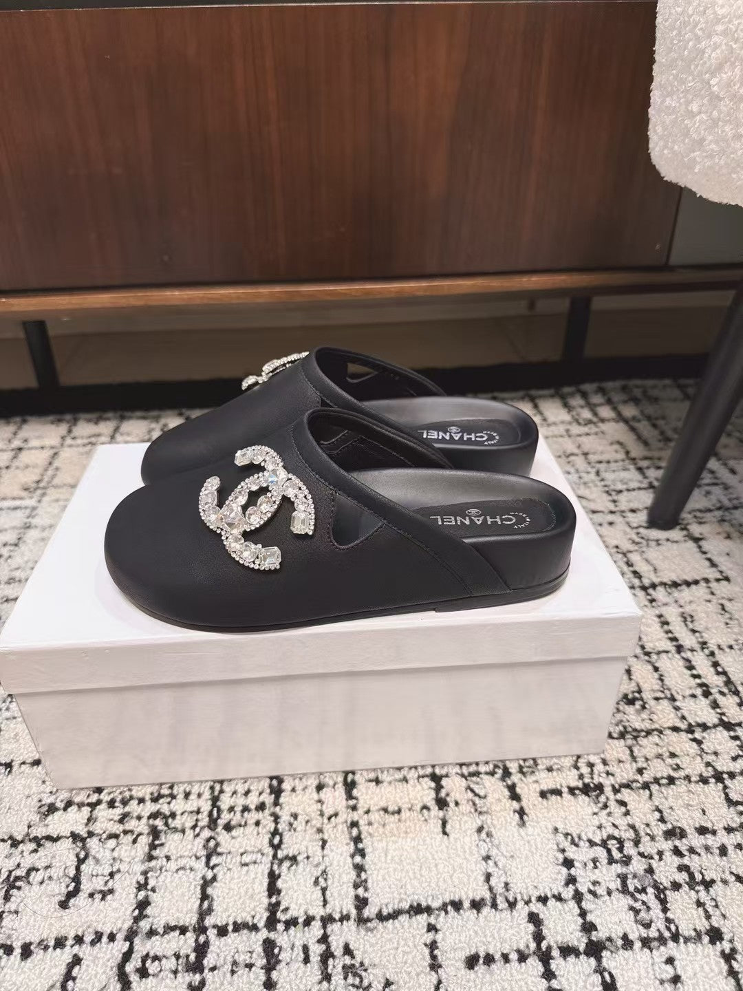 FLAT MULES IN BLACK CALFSKIN