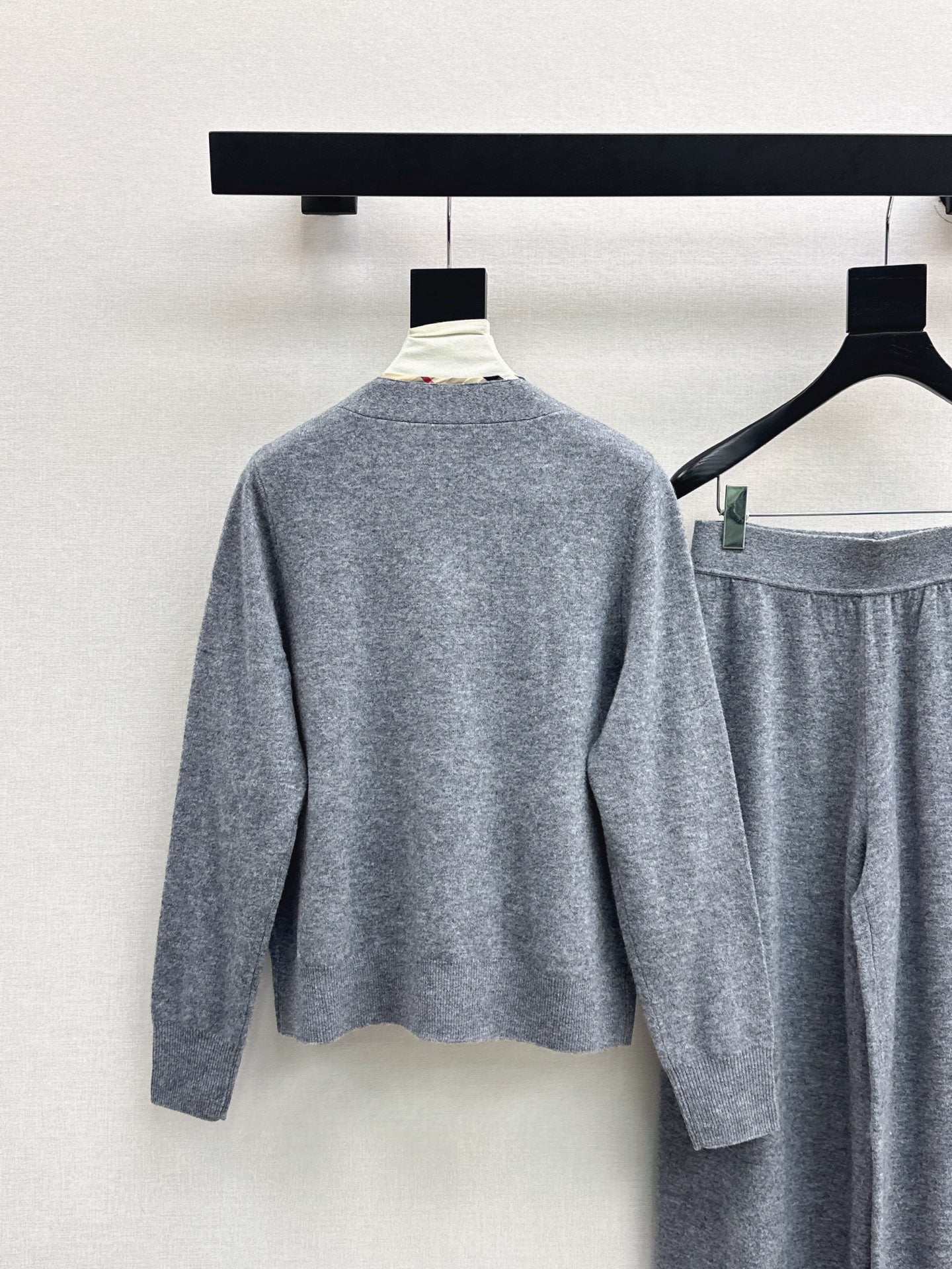 BURBERRY 25S CARDIGAN AND STRAIGHT-LEG PANTS SET 097