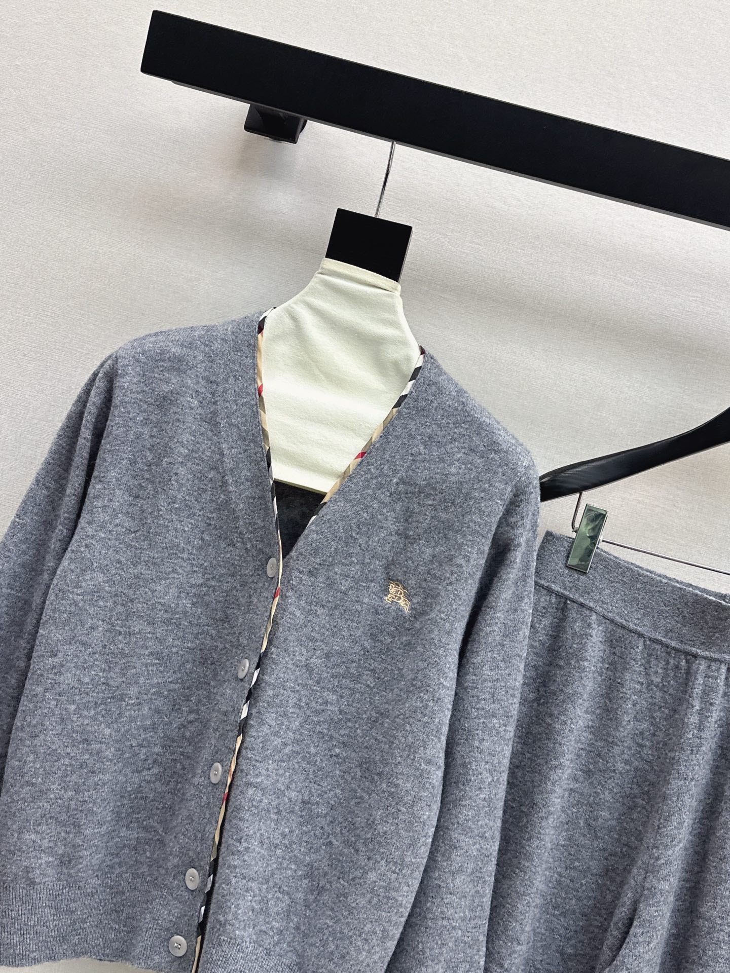 BURBERRY 25S CARDIGAN AND STRAIGHT-LEG PANTS SET 097