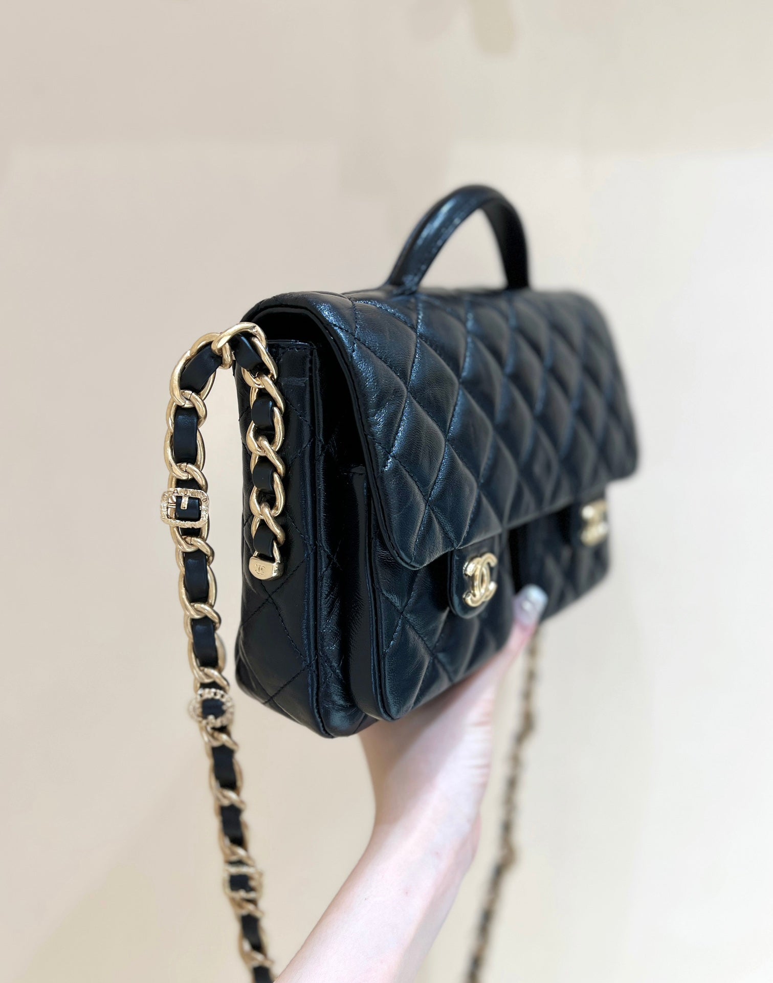 DOUBLE POCKETS FLAP BAG TOP HANDLE 24 IN BLACK LAMBSKIN GOLD HARDWARE