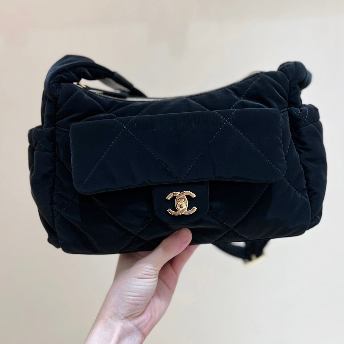 HOBO BAG 32 IN BLACK NYLON WITH GOLD METAL