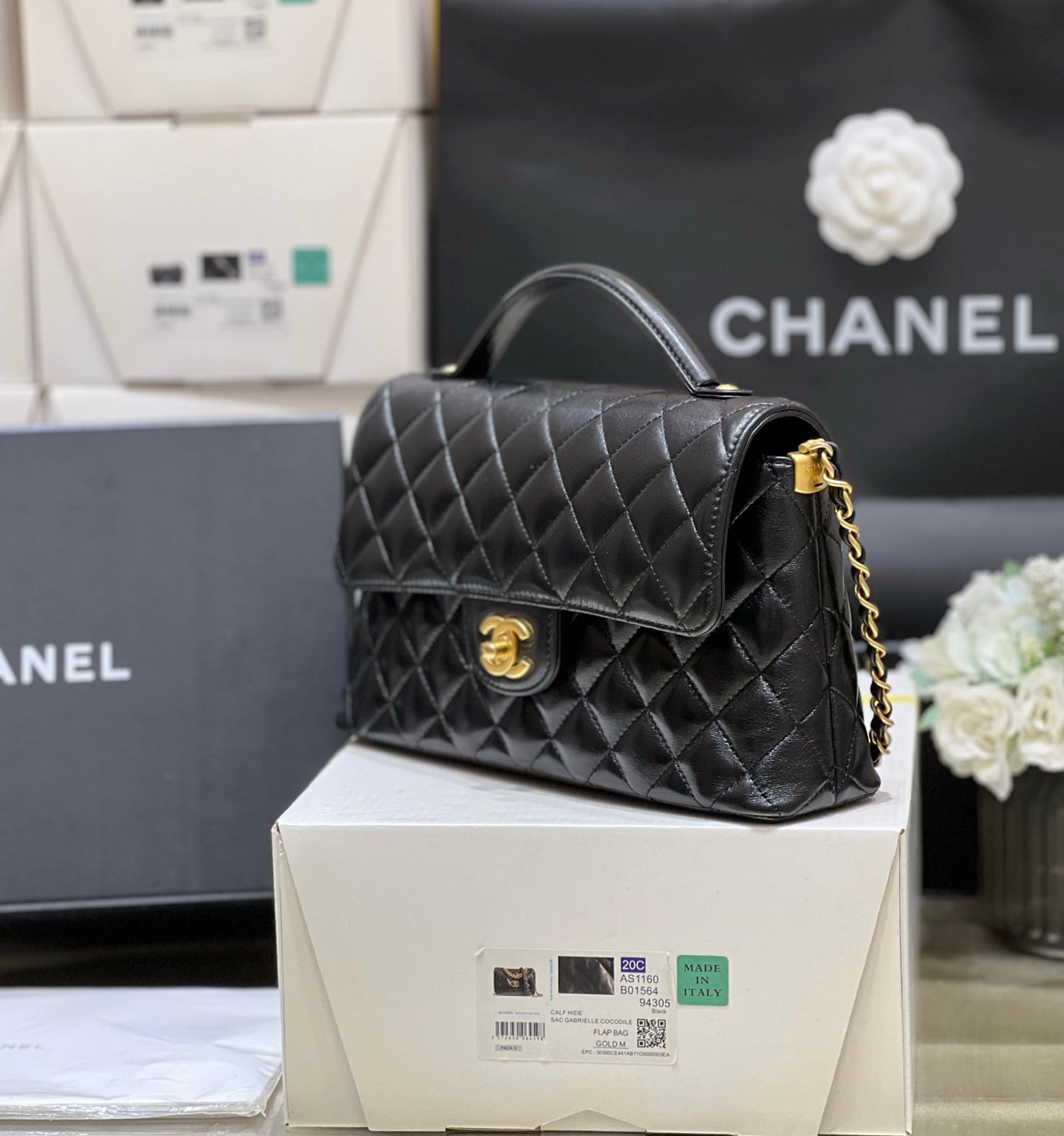 QUILTED FLAP BAG WITH HANDLE 26 IN BLACK LAMBSKIN GOLD PLATED METAL