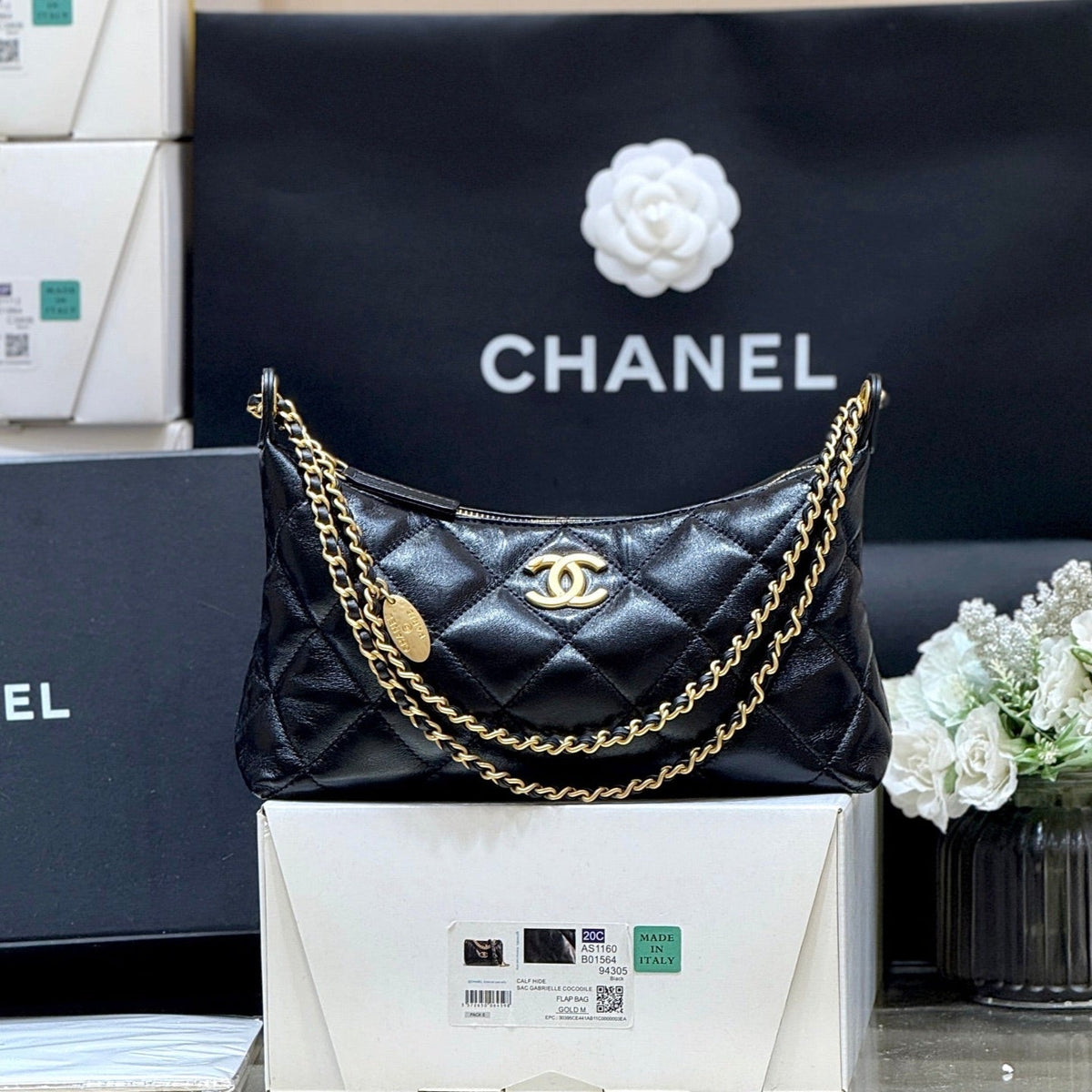 QUILTED HOBO SHOULDER BAG 26 IN BLACK GLOSSY LAMBSKIN