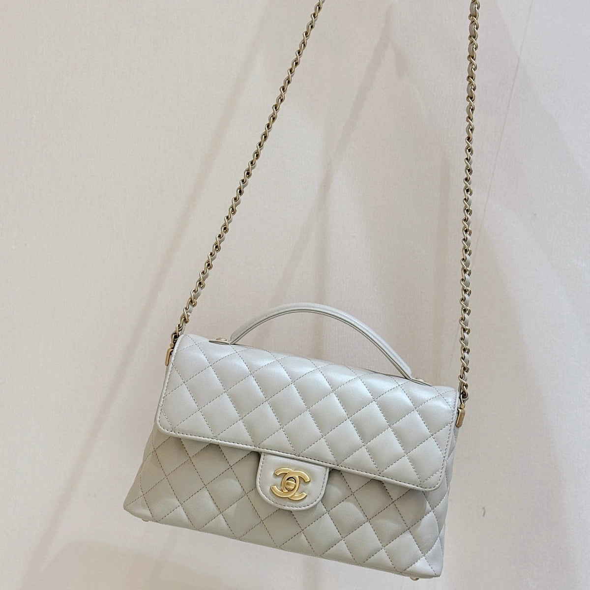 QUILTED FLAP BAG WITH HANDLE 26 IN BEIGE LAMBSKIN GOLD PLATED METAL