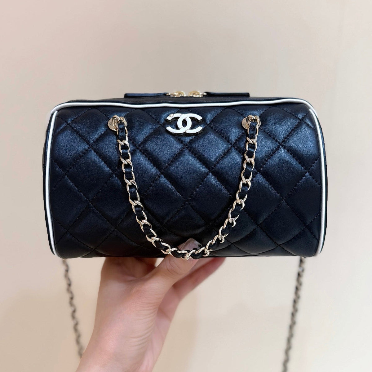 MEITO BOSTON MATELASSE CAVIAR SHOULDER HANDBAG 18 IN BLACK LAMBSKIN