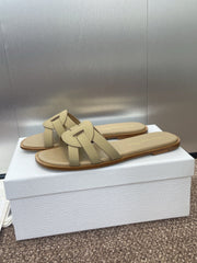 D-CLUB SLIDE SANDAL 25S IN GOLDEN BEIGE CALFSKIN
