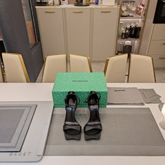 OPEN-TOE CURVED HIGH HEEL SANDALS IN BLACK SMOOTH CALFSKIN