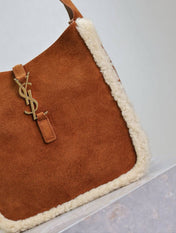 LE 5 À 7 SMALL SUPPLE 23 IN AMBER ORANGE SUEDE AND WHITE LAMB FUR TRIM
