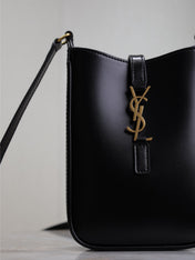 LE 5 À 7 PHONE BAG 18 IN BLACK CALFSKIN