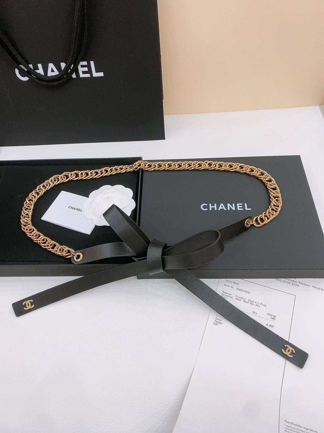 RIBBED BOW WAIST CHAIN IN GOLD TONE BRASS AND BLACK LAMBSKIN