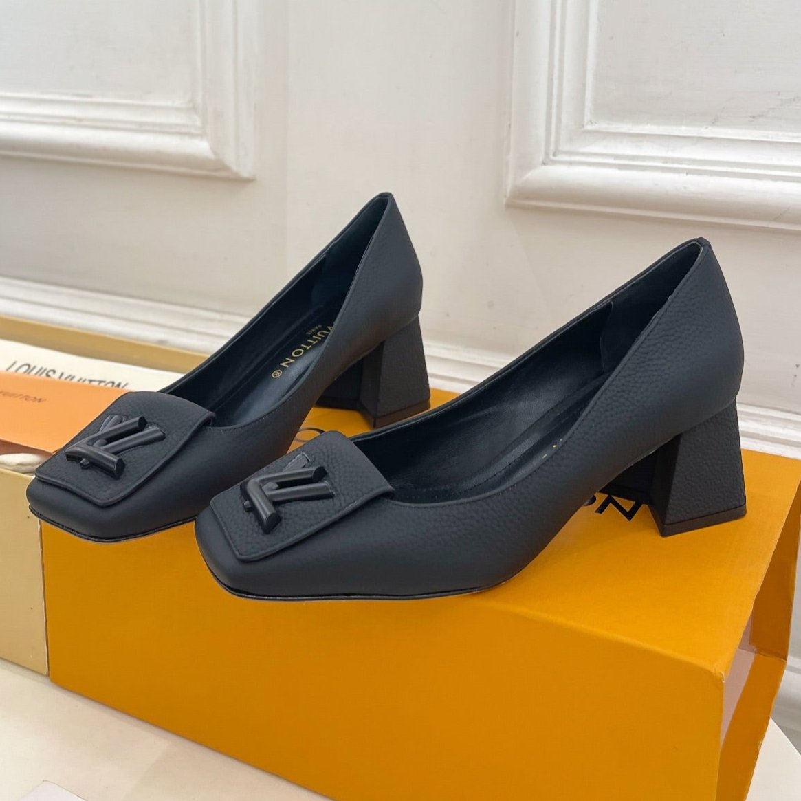 SHAKE PUMP BLOCK HEEL 5.5 CM SANDALS IN BLACK PEPPLE CALFSKIN