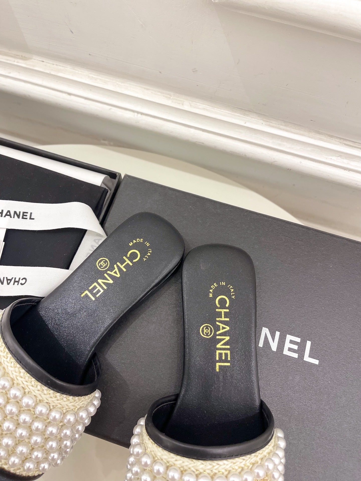FLAT SLIDE IN BLACK CALFSKIN WITH PEARLS