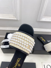 FLAT SLIDE IN BLACK CALFSKIN WITH PEARLS