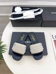 FLAT SLIDE IN BLACK CALFSKIN WITH PEARLS