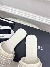 FLAT SLIDE IN WHITE CALFSKIN WITH PEARLS