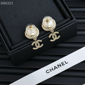 PENDANT EARRINGS IN GOLD METAL WHITE CRYSTAL TWISTED RIBBED DOUBLE C