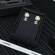 PENDANT EARRINGS IN GOLD METAL WHITE CRYSTAL TWISTED RIBBED DOUBLE C