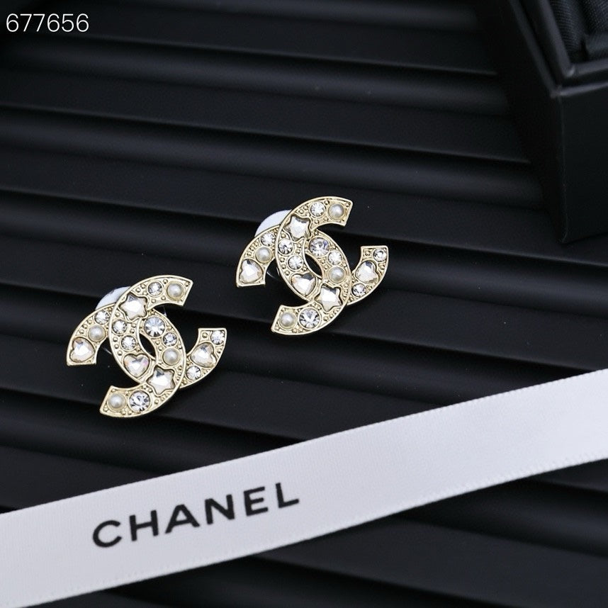 STUD EARRINGS IN GOLD METAL PEARLY WHITE AND CRYSTAL