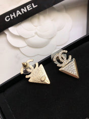 CHANEL 26S DOUBLE C LOGO TRIANGLE CRYSTAL DROP EARRINGS IN GOLD METAL 631835